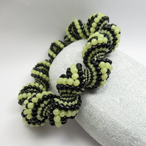 Uranium glass Beadwoven Cellini Bangle - Picture 3 of 14